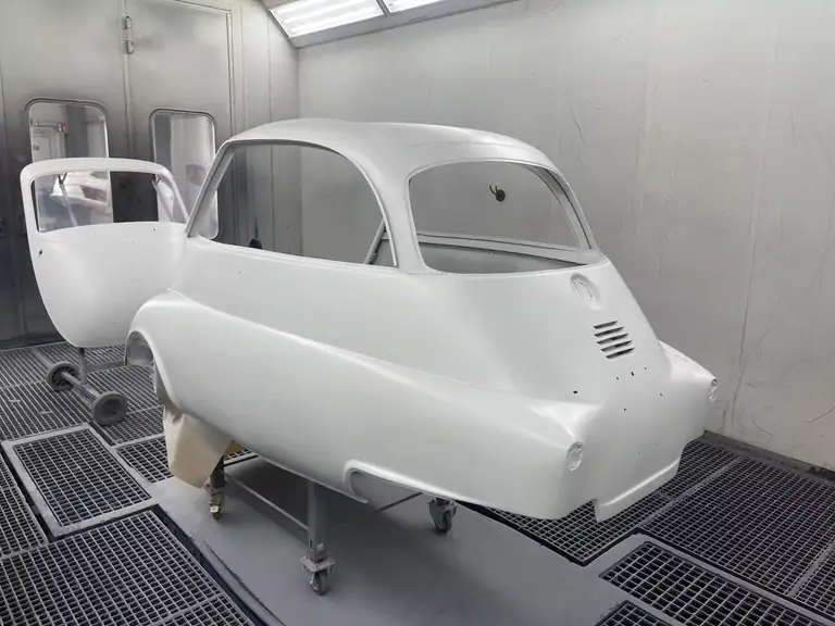 Lackierung. Reparatur. Maschinenbau.